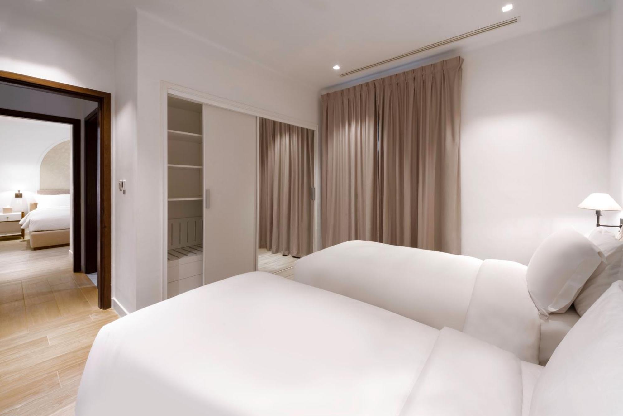 Mina Hotel And Residences By The Torch 도하 외부 사진 A bedroom at the hotel