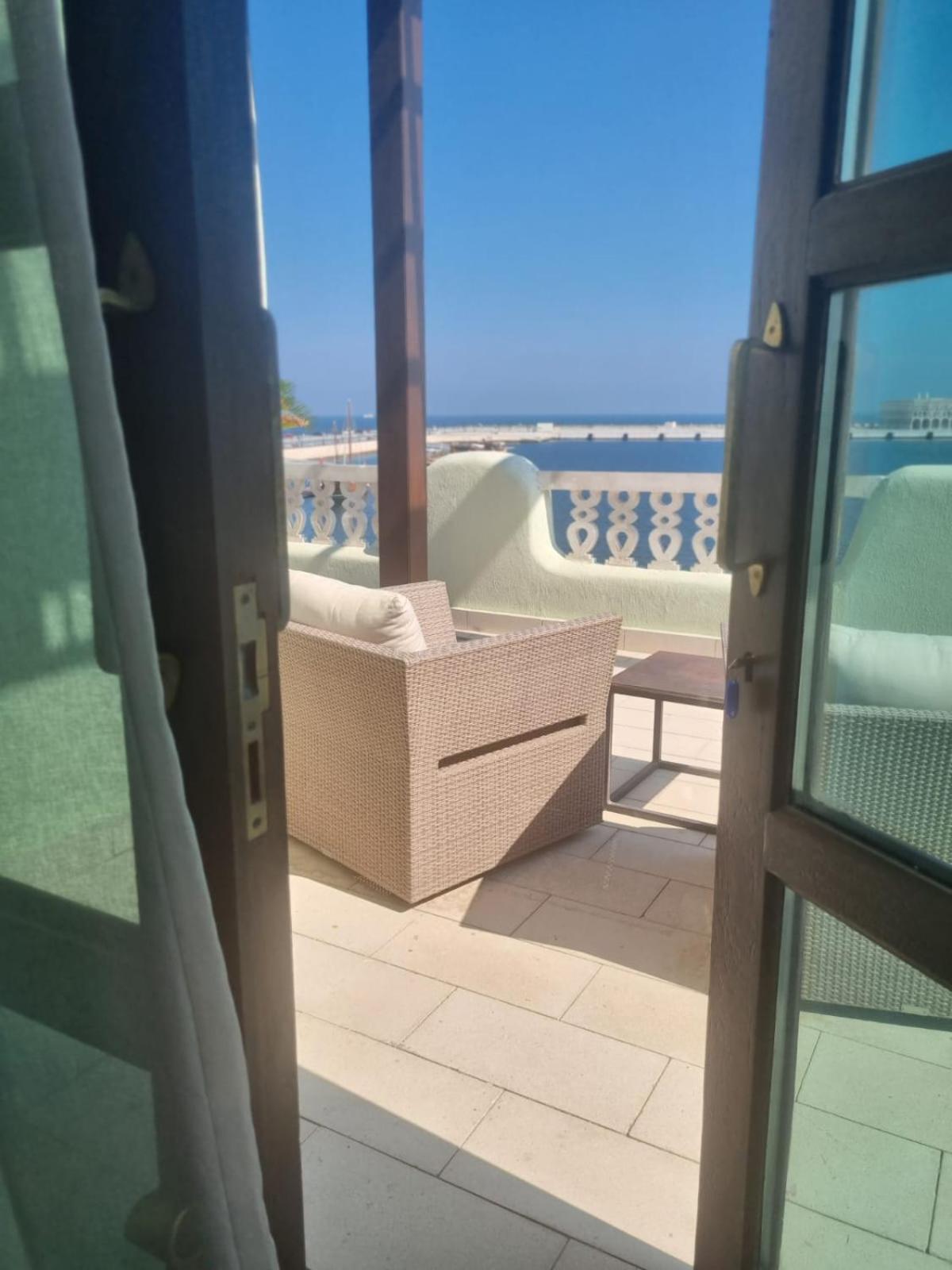 Mina Hotel And Residences By The Torch 도하 외부 사진 A balcony at the hotel