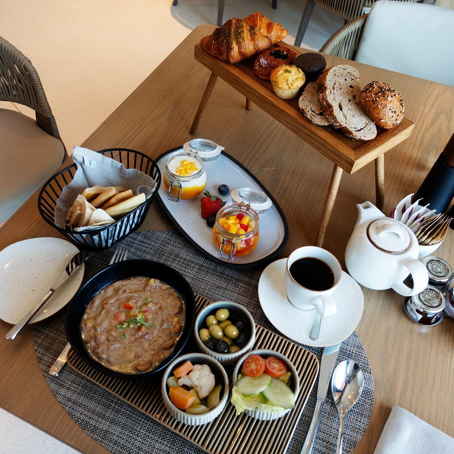 Mina Hotel And Residences By The Torch 도하 외부 사진 Israeli breakfast